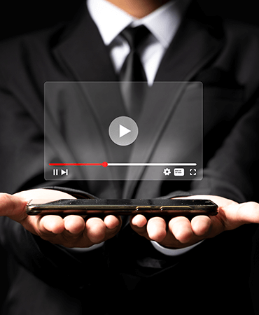 Esta imagem apresenta a logomarca da empresa 360 Interativo, composta por três círculos interligados em diferentes tonalidades de azul. A imagem transmite profissionalismo e inovação, refletindo a abordagem da empresa em oferecer soluções criativas e personalizadas em design gráfico, desenvolvimento web e marketing digital.