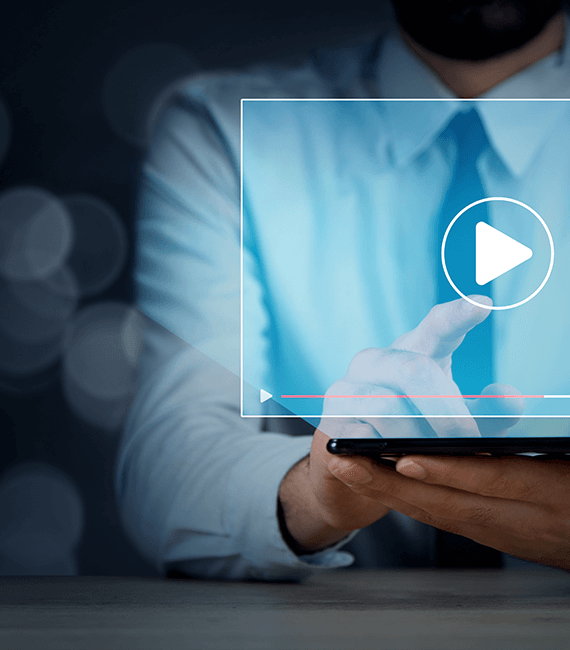 A imagem mostra uma equipe de profissionais de design gráfico e marketing digital, sentados juntos em uma sala de reunião moderna e descontraída, debatendo ideias criativas e colaborando em projetos. Eles parecem estar animados e motivados, compartilhando conhecimento e habilidades para alcançar resultados excepcionais para seus clientes.